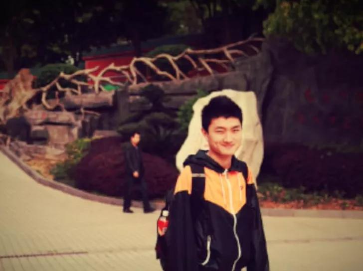 6岁小男孩失去双臂用脚写字,6岁失去双腿19岁单手爬进终点