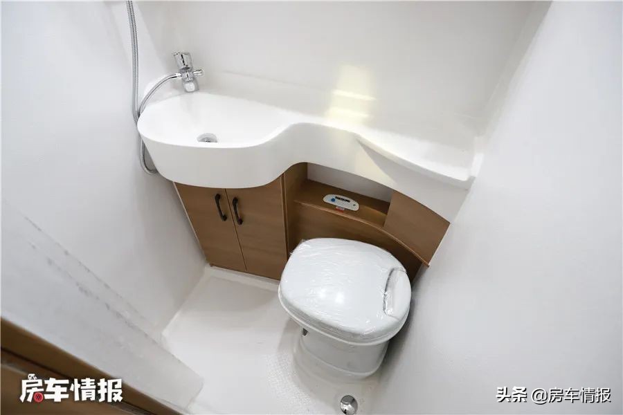 四驱单排皮卡房车最新布局三个床,最新款豪华顶配双排座皮卡房车