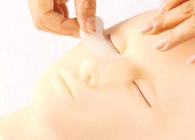 嫁接睫毛技术进行中,m型嫁接睫毛教程零基础手法