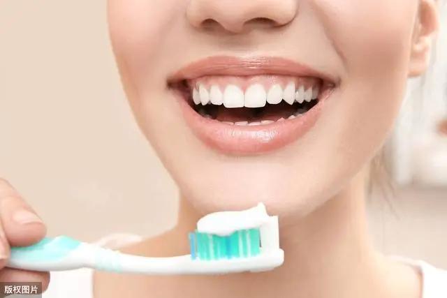 一张嘴臭牙齿就臭怎么办,一张嘴就口臭小妙招