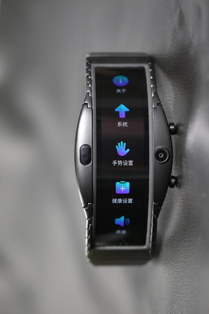 厉害啦！折叠屏努比亚腕机阿尔法评测：钢铁侠的技能被它实现