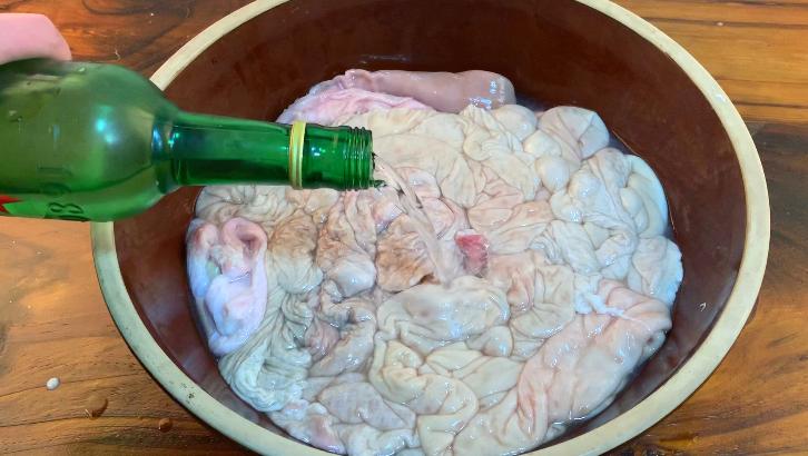 清洗猪大肠最忌加盐和面粉,面粉洗猪大肠的正确方法