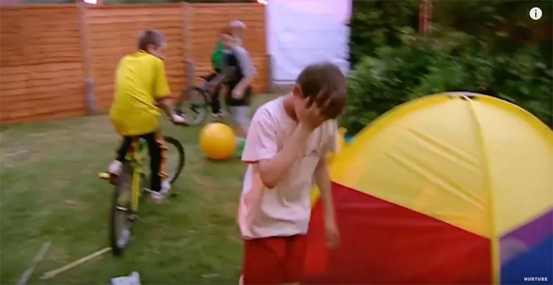 没有大人管的小孩子,没有大人管的孩子