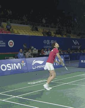 羽毛球杀球过程中挥拍是放松的吗,羽毛球如何挥拍不伤手腕与肘关节