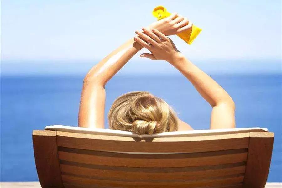 日光性皮炎奇痒无比擦什么药膏,旅游皮肤起红疹