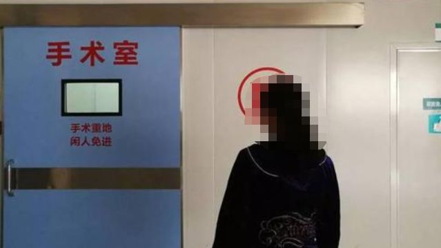 小男孩切东西不小心切到自己的手,儿子切水果时不小心割到手指