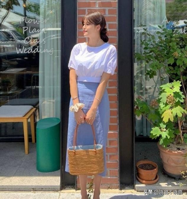 今年流行的t恤裤子搭配2021夏天,今年流行的宽松t恤搭配女