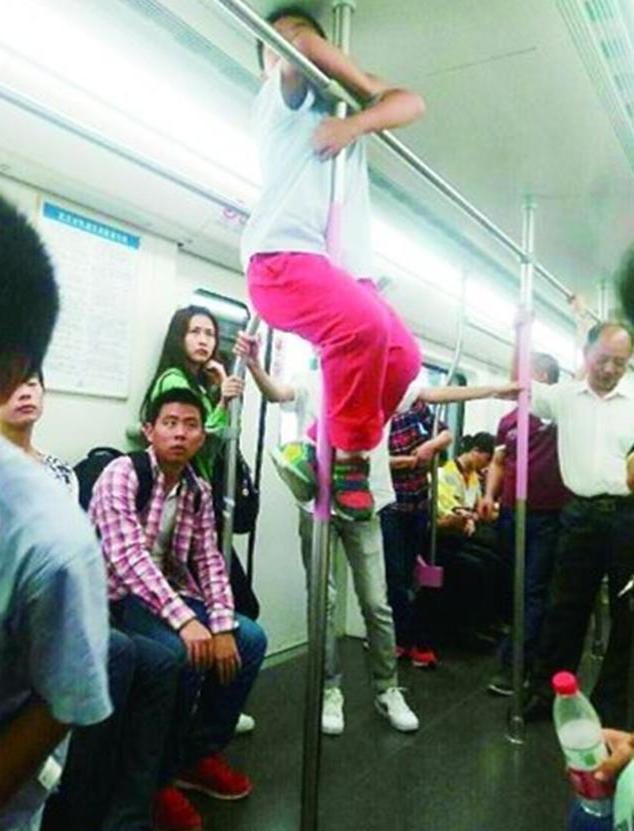 地铁里，姐弟俩因一个动作火了，网友：父母的教养都藏在了细节里