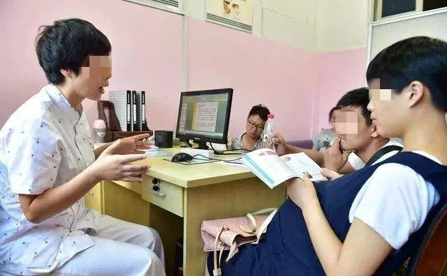 孕妈生孩子孕爸心疼哭,孕妈生下遗腹子公婆突然下跪