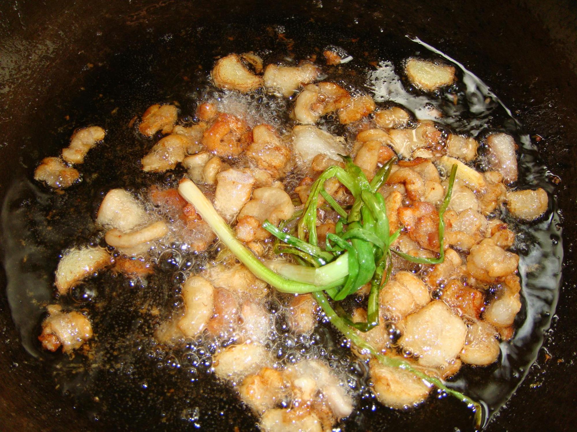 厨房有油的水怎么处理,厨房里的油怎么清除