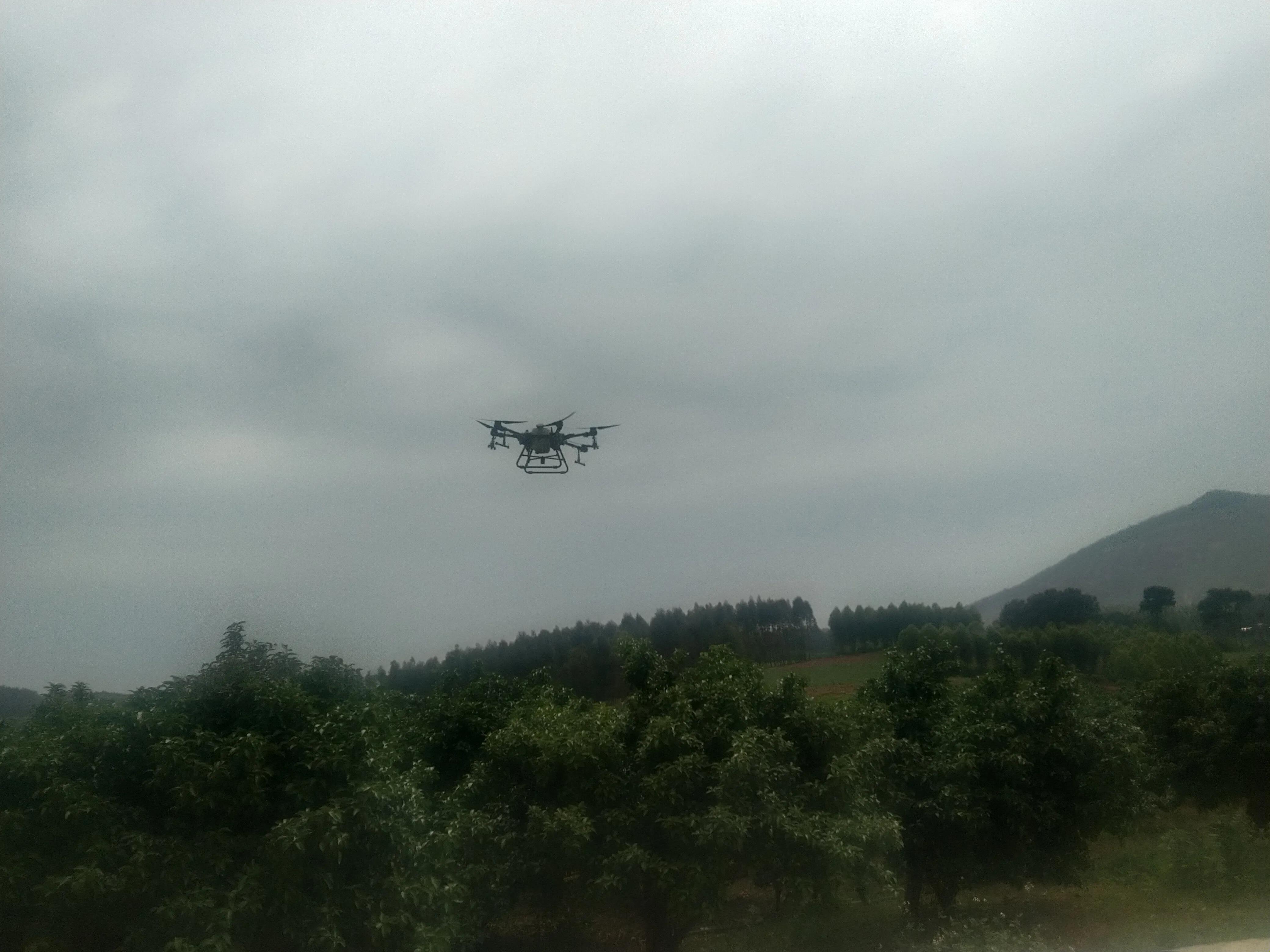 翱翔蓝天的无人机,翱翔蓝天下的大疆无人机