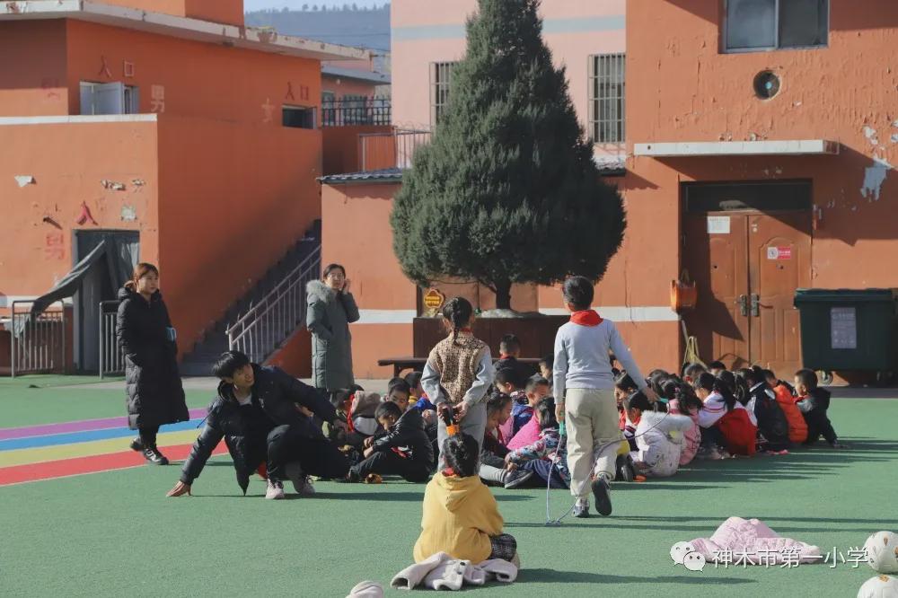 神木第一小学拔河比赛,小学体育优质课简报