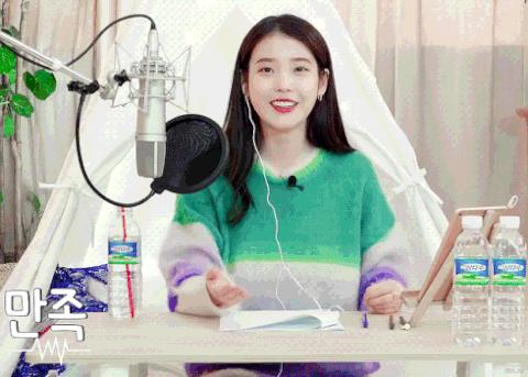 IU李知恩ins更新！蓝色连衣裙搭配渐变粉发型，气质灵动鬼马十足