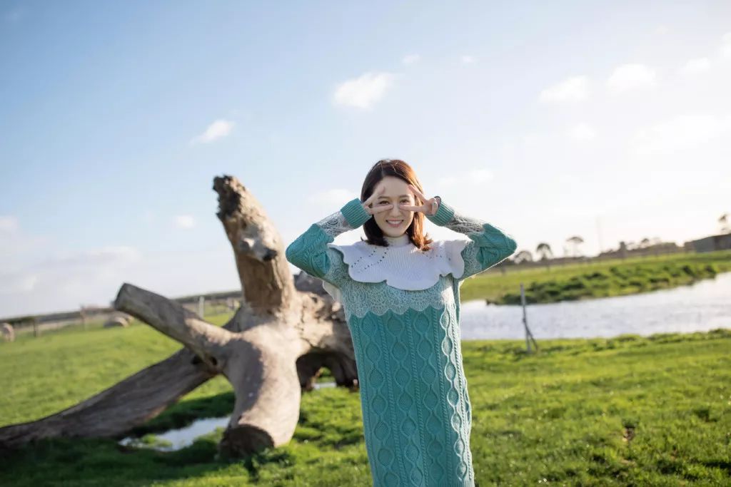 陈乔恩穿蓝色毛衣抹胸裙,41岁陈乔恩穿白色裙