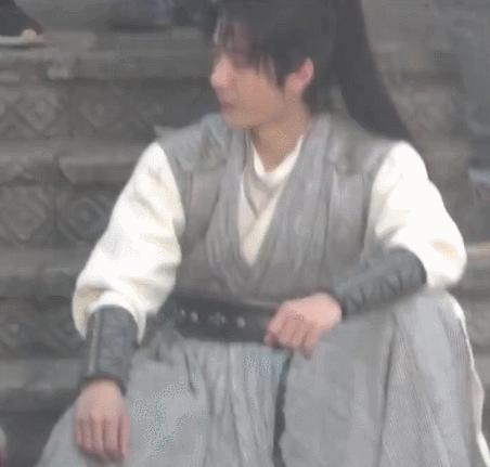 王一博看着小酒坛舔嘴唇，与赵丽颖气氛紧张，在拍“冷战戏”？