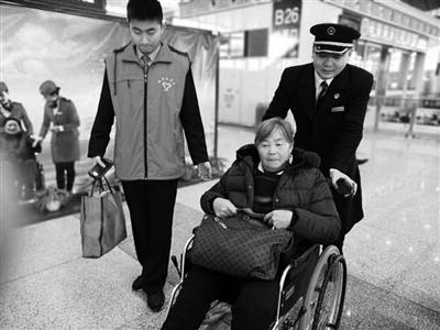 西安“轮椅哥”太暖心每天服务四五十人