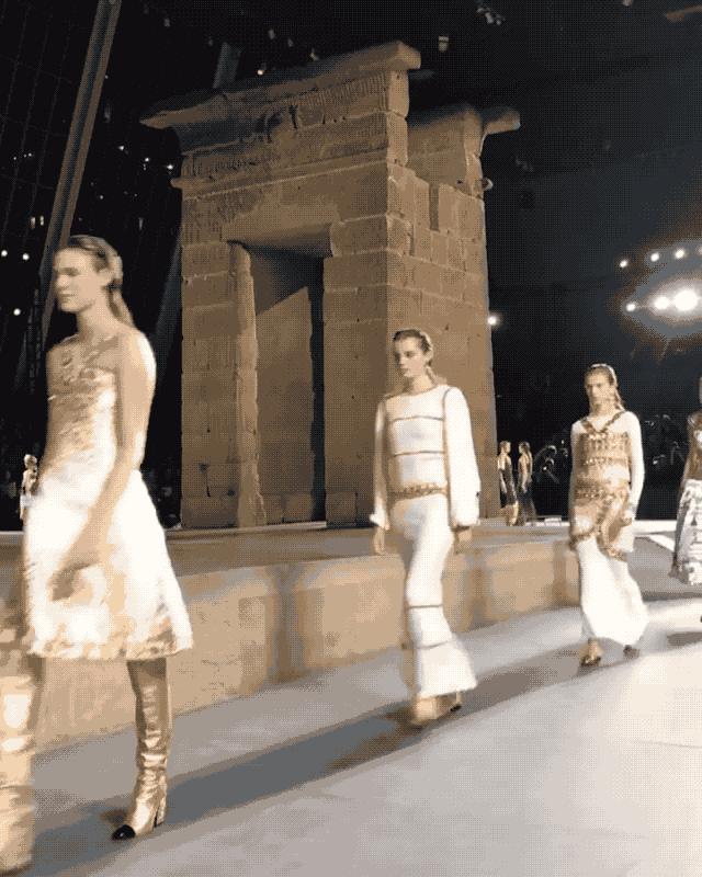 “埃及风”也刮到了时尚圈？CHANEL用金丝银线为你解答！