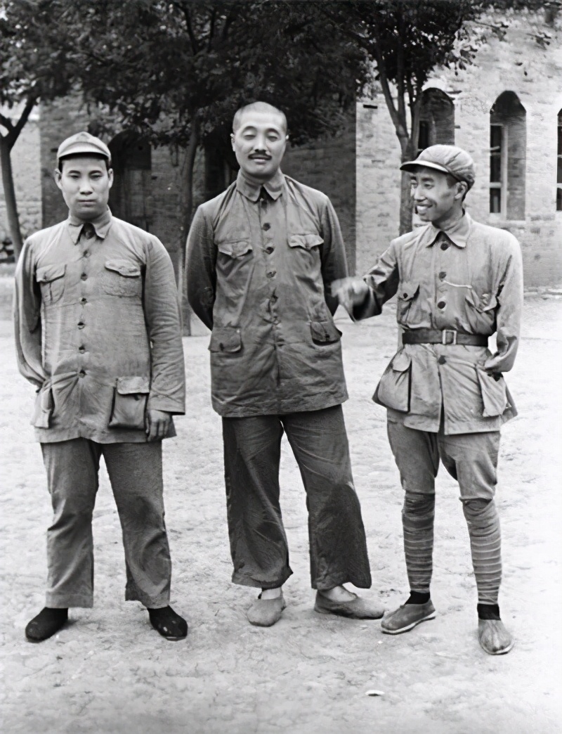 贺炳炎:22岁锯掉右臂,47岁去世,出殡时20万军民冒雨送行