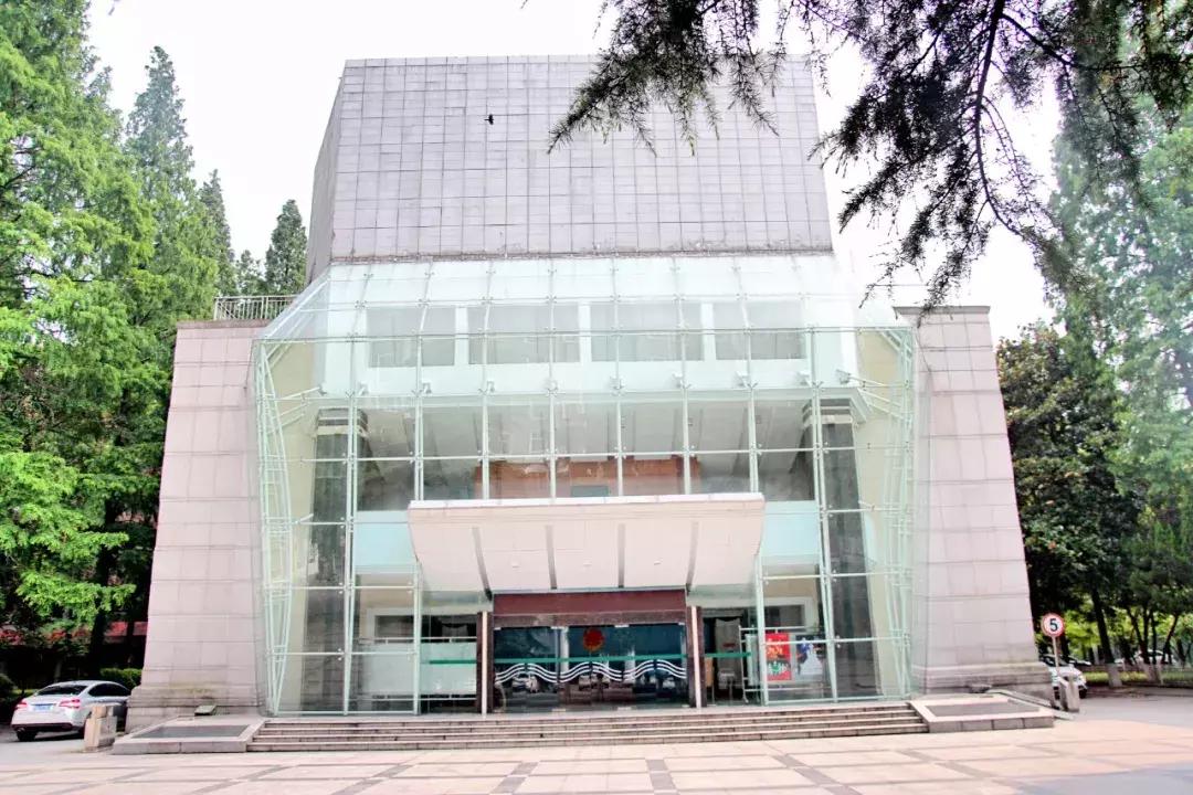 武昌这所低调的大学坐拥一线江景，教学楼窗外就是黄鹤楼