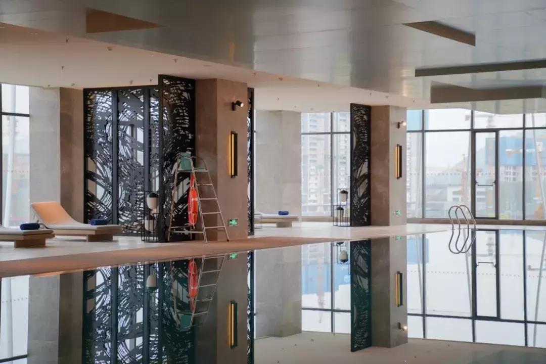 睡进这间藏身青山湖边的理想酒店，一起探寻临安城的悠居岁月~