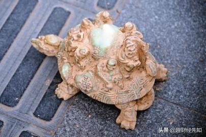 老头儿今天运气好,街边买到宝贝了?请大家帮忙鉴定下