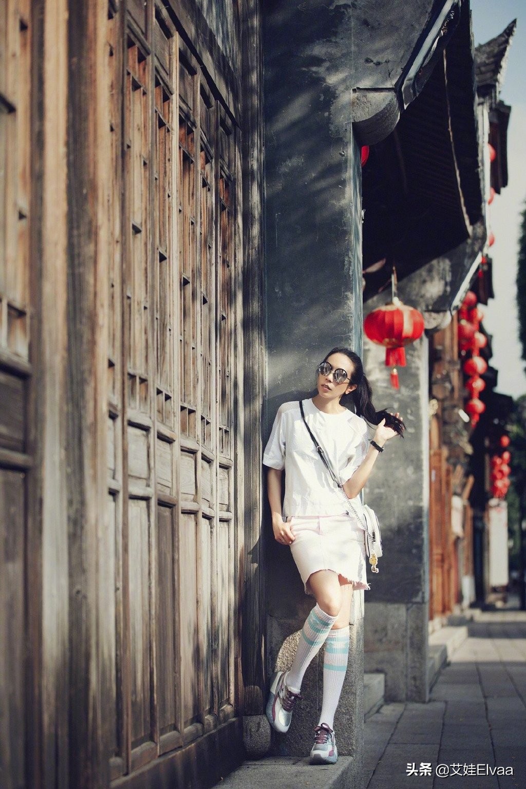 莫文蔚黑色渔网袜,莫文蔚黑色短裤