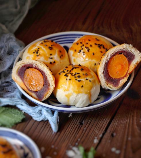 吴昕现身薇娅直播间，蛋黄酥吃的津津有味，上架3分钟狂卖6400枚