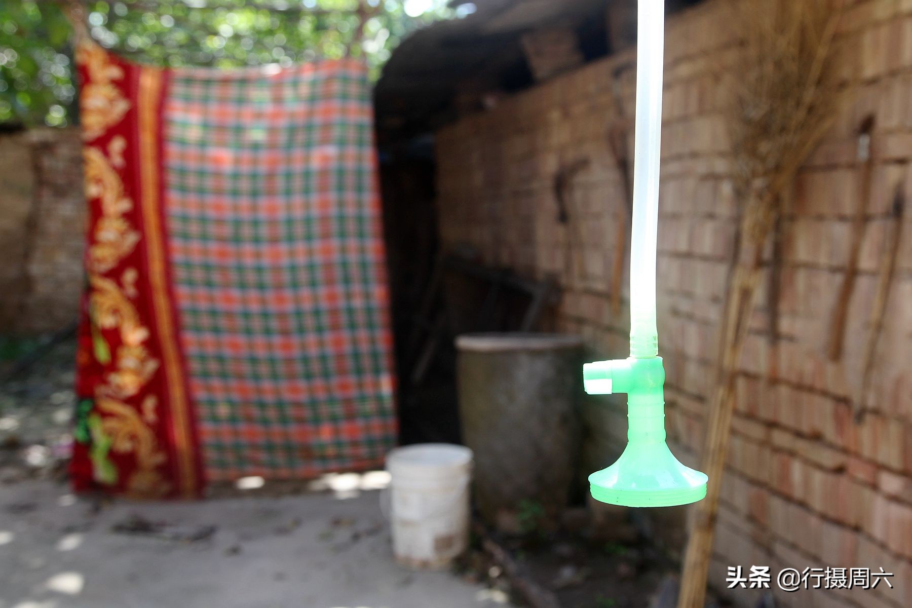 山村大姐花30元建成淋浴房，洗澡方便实用不花钱，看是啥样