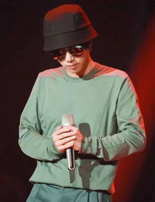 我证明:纯情少年华晨宇真的没有整容没有植发没有情人没有私生子