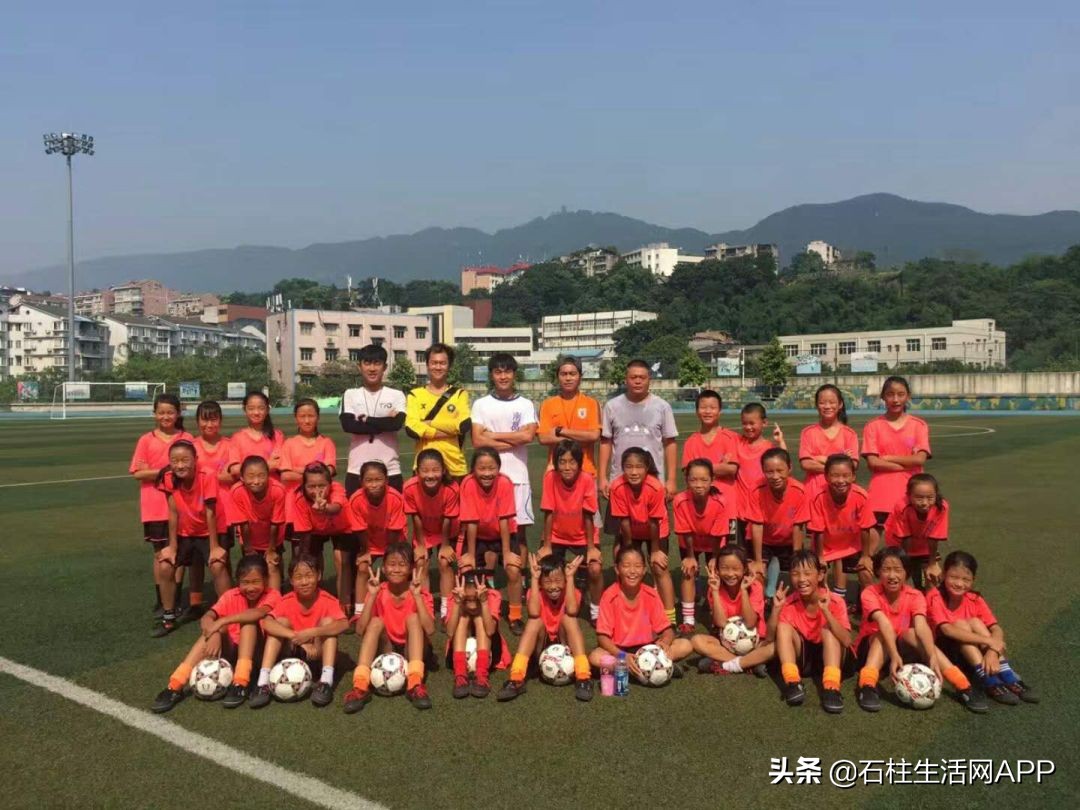 大山里的足球队,大山里的小学女足队拿了全国冠军