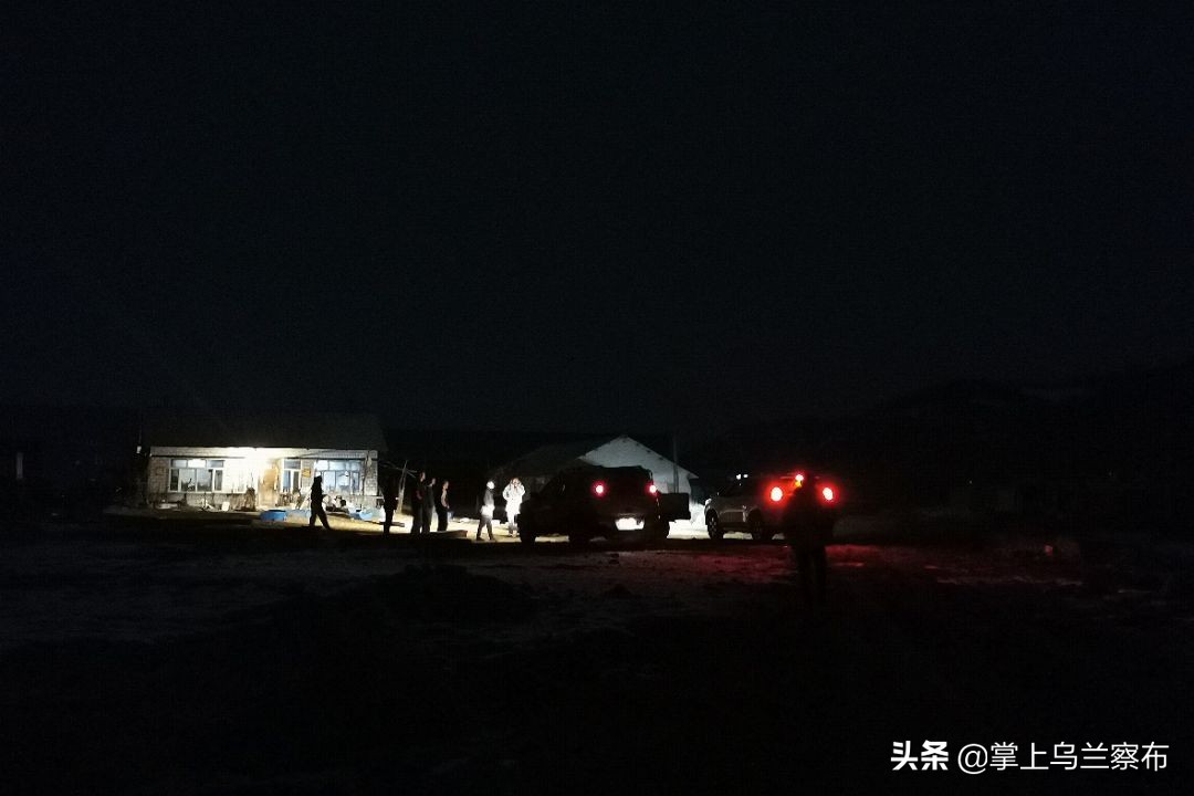 内蒙古通信行业突击小分队雪原急驰10小时帮助学生解决信号问题