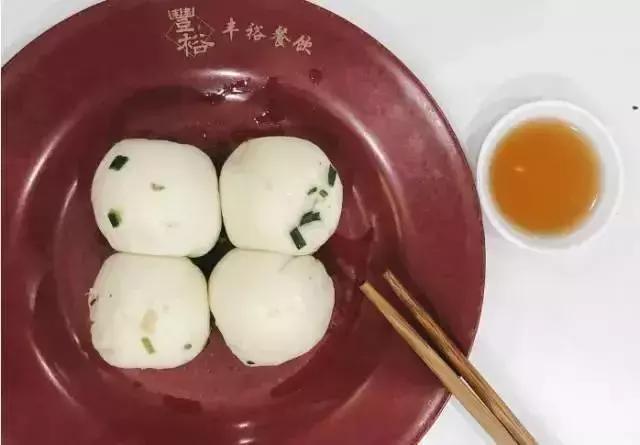 一口下去，满口留香，这便是生煎的魅力！好吃到舔屏！