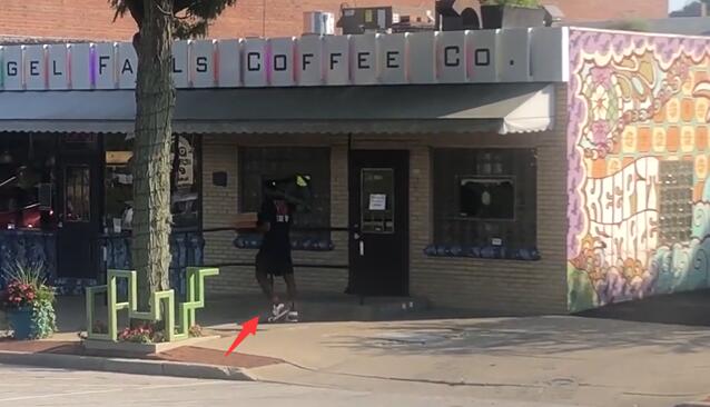 太节俭了！联盟第一人兼职送外卖，脚下拌蒜差点让自己提前下班