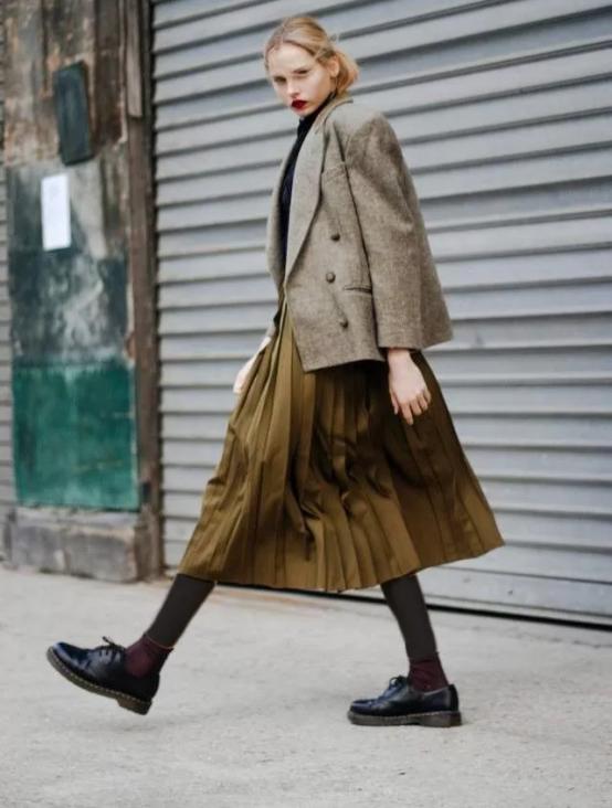 秋天穿裙子好看还是裤子好看,半身迷笛裙穿搭