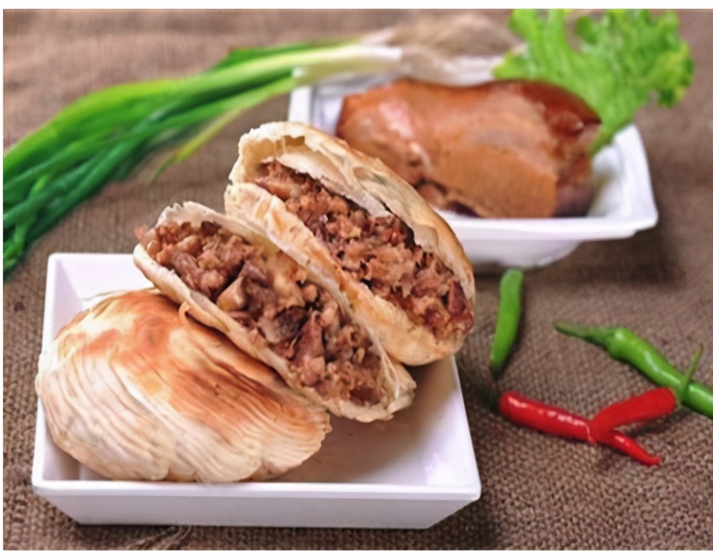 摆摊大妈百万收入,大妈摆地摊卖西瓜年赚30w