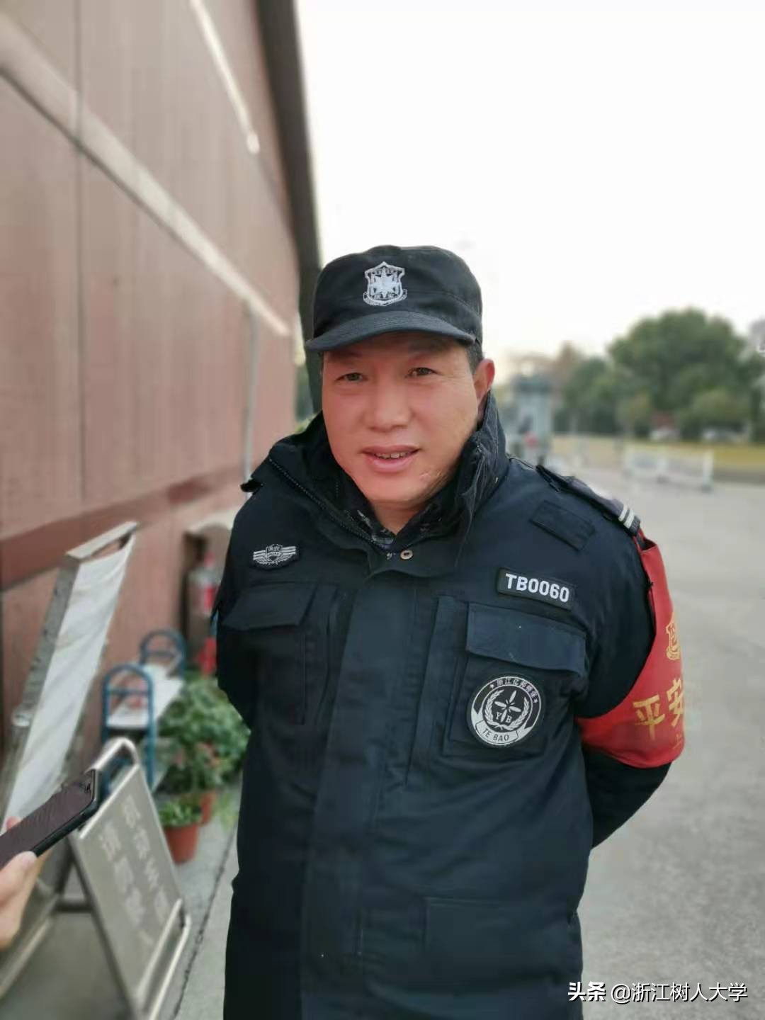 坚守岗位保平安为警徽增加光彩,坚守让平凡变非凡