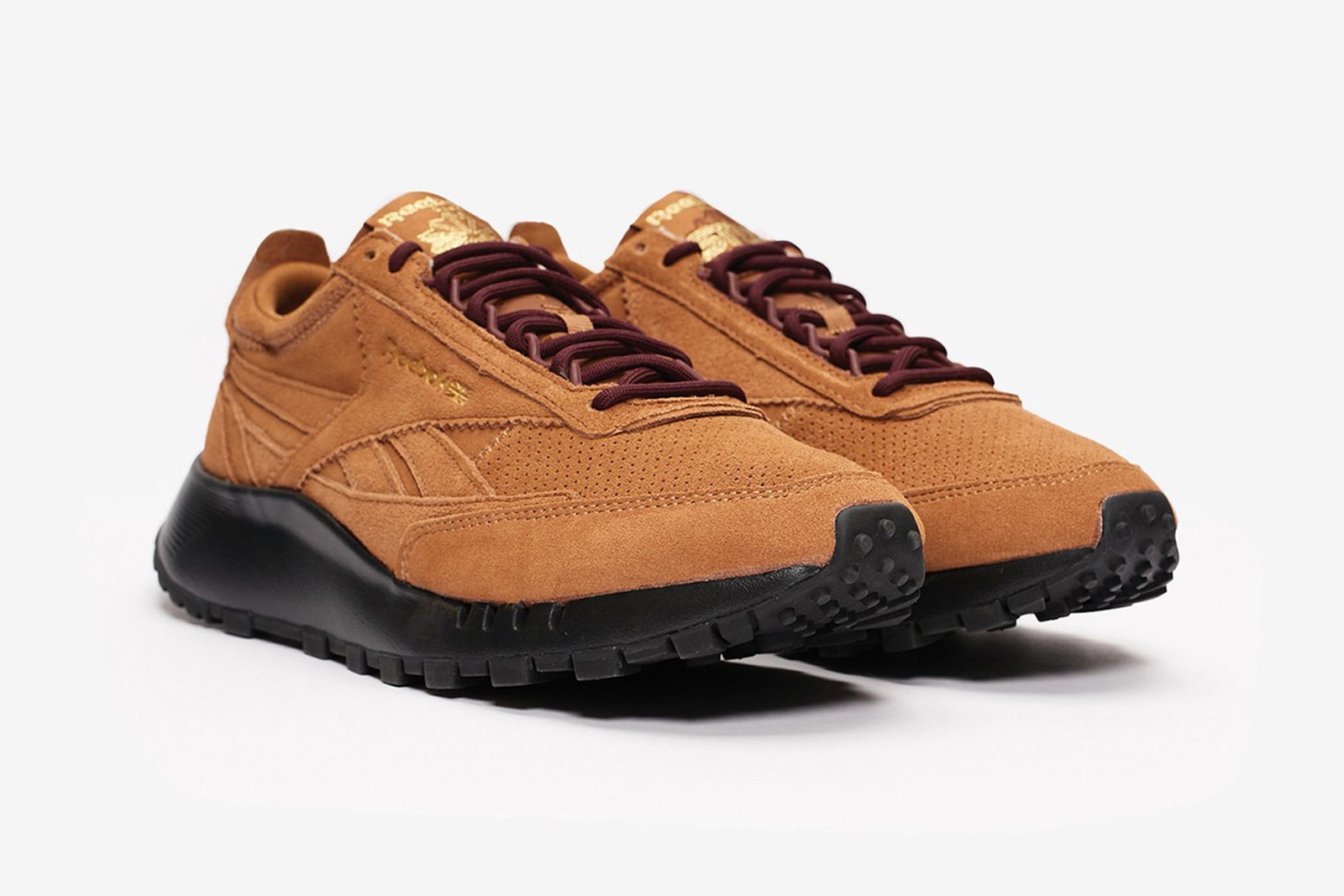 锐步专为散步而设计的球鞋