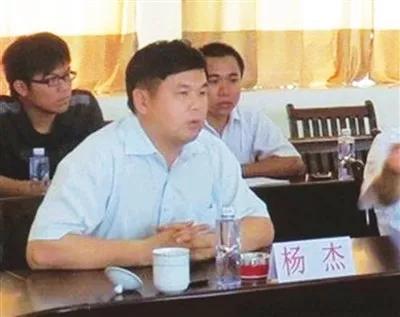 【警示】副县长再觅新欢,被旧*妇情**围堵群殴!