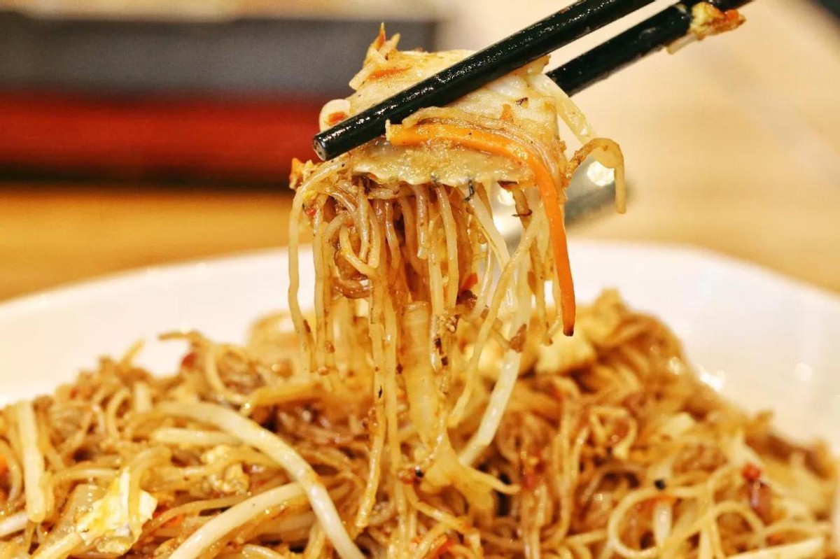 舌尖上云南酸汤米线,云南特色美食之野生菌汤米线