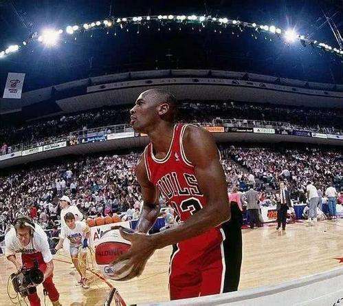 乔丹复出再拿一个三连冠多伟大,乔丹巅峰退役复出再夺三连冠