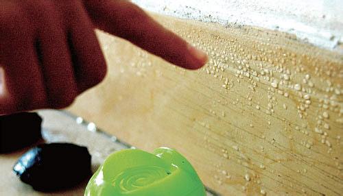 农村墙面返潮怎么处理,1楼墙面返潮墙面脱落