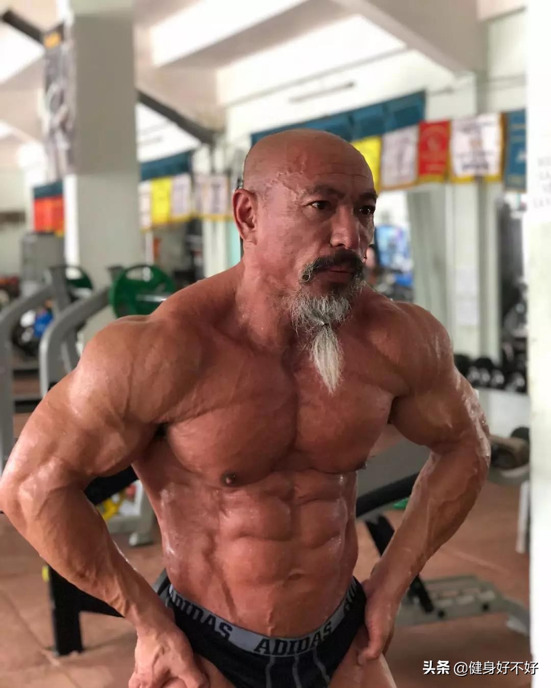 60岁大爷体重70公斤卧推110公斤,50岁大爷深蹲