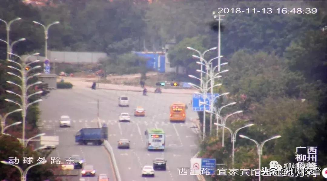 路口右转有圆灯和箭头灯怎么走,路口信号灯右拐注意事项