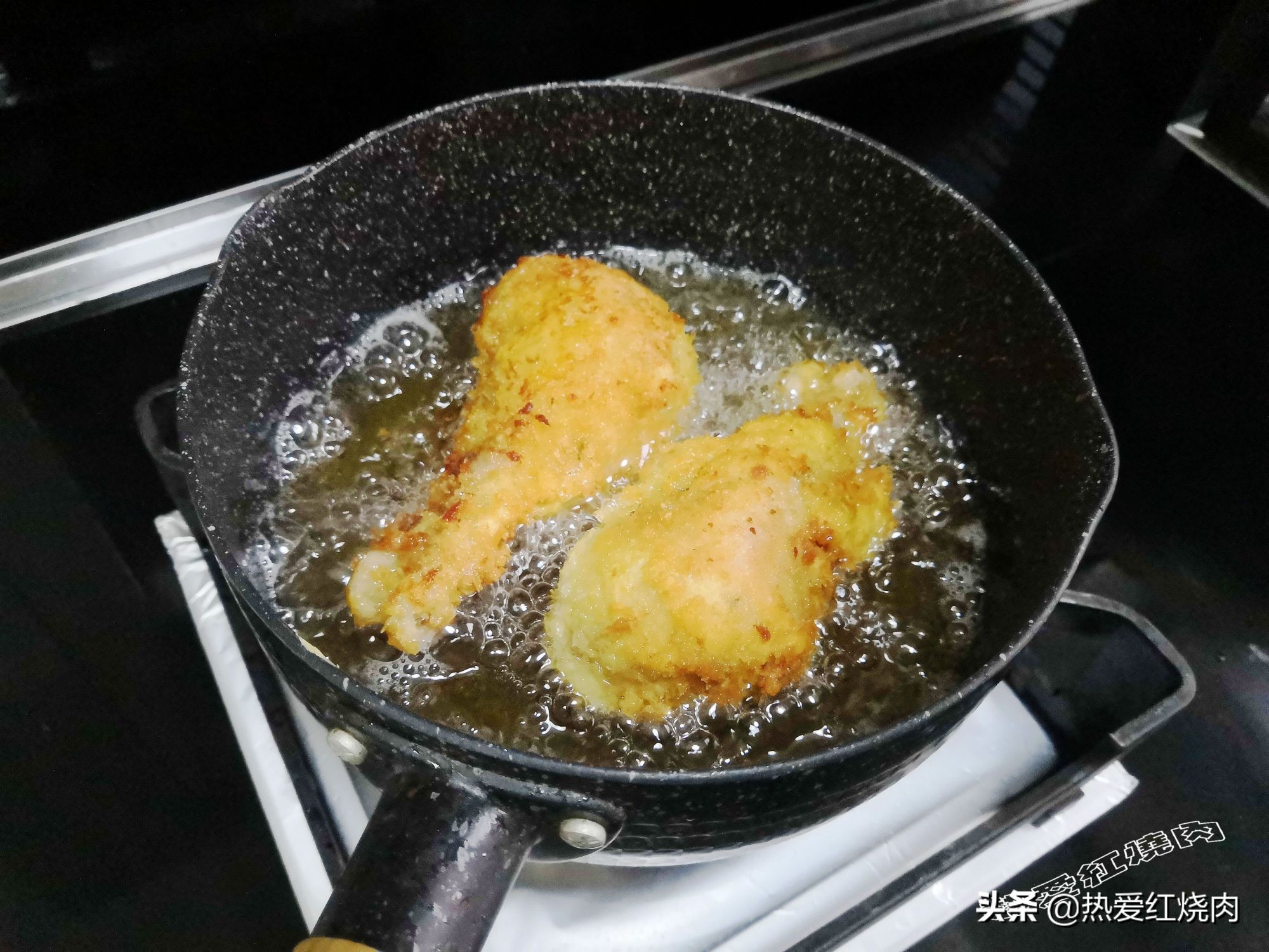 炸鸡腿炸出来怎么会有油,炸鸡腿炸熟后容易掉粉皮