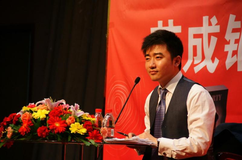 央视主持芮成钢，曾是高考状元世界红人，为何会沦为“阶下囚”？