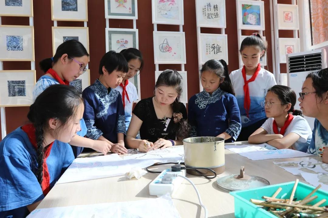一幅新年主题画小学生,小学生新春祝福美术画