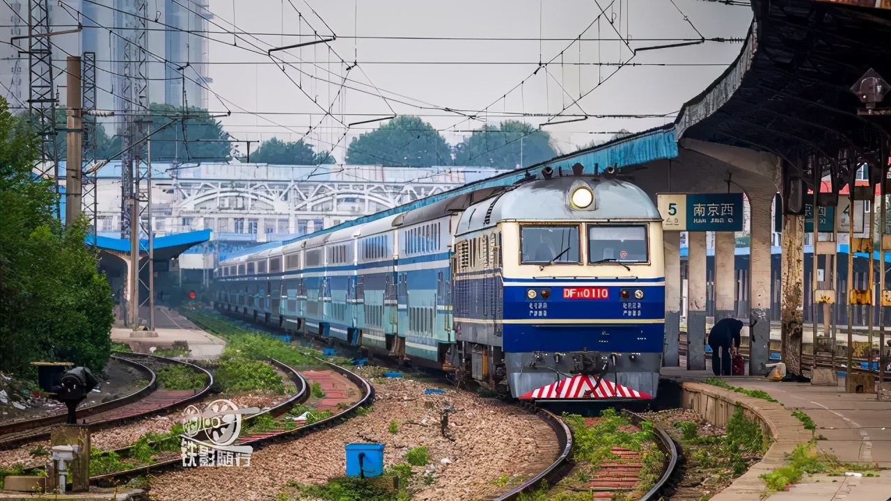 铁影车,东风11型内燃机车照片