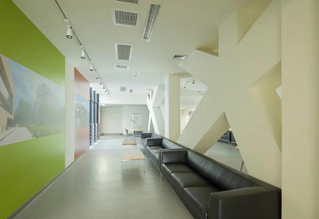 竖向堆叠的医疗之环：汕头大学新医学院