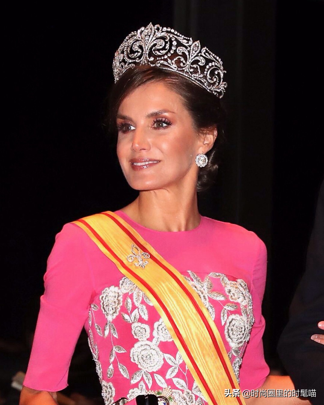 西班牙王后莱蒂齐亚穿连衣裙,西班牙王后穿丝绸内搭