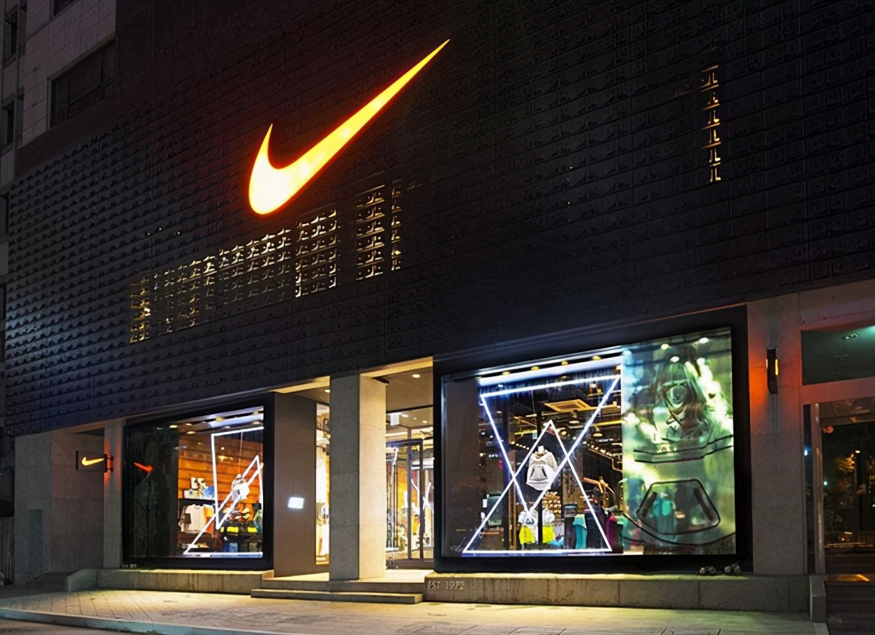 一夜增长2000亿，耐克重登神坛打了谁的脸？还是郑强教授说得对